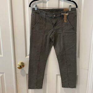 NWT American Eagle stretchy jegging crop Army green/olive colored jeans.